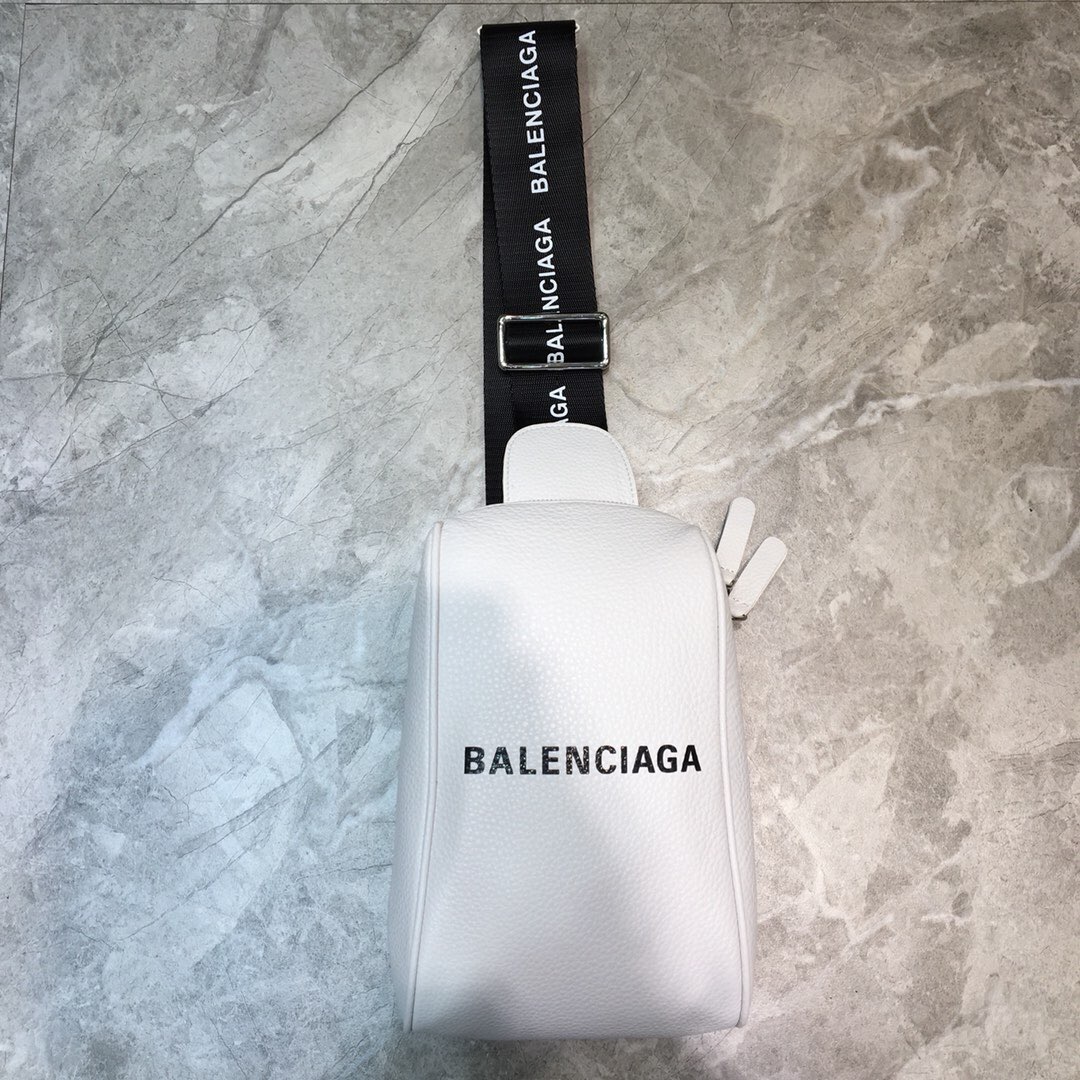 BALENCIAGA 발렌시아가 체스트백