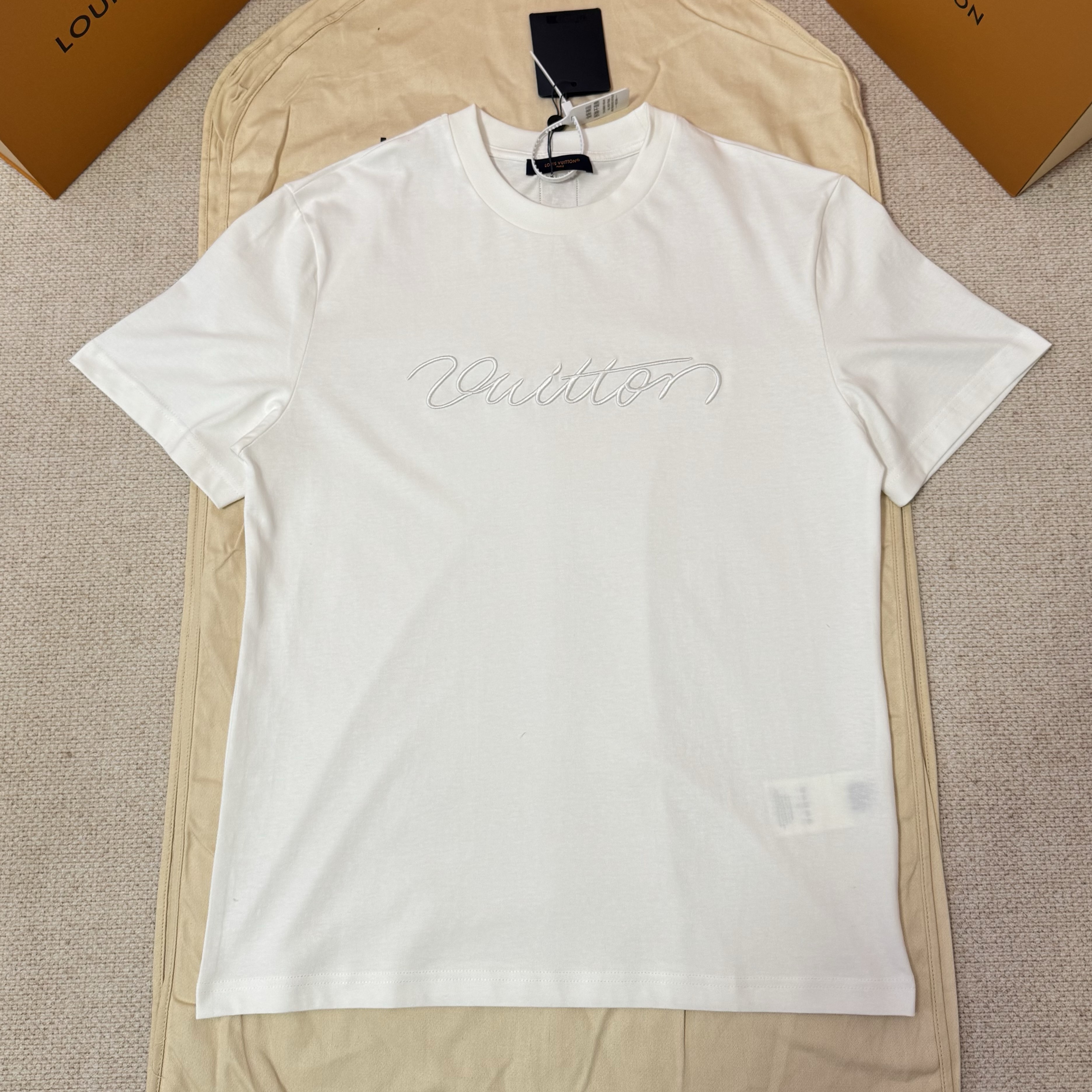 LOUIS VUITTON 루이비통 시그니처 쇼트 슬리브드 티셔츠 1AJCSO #16526127