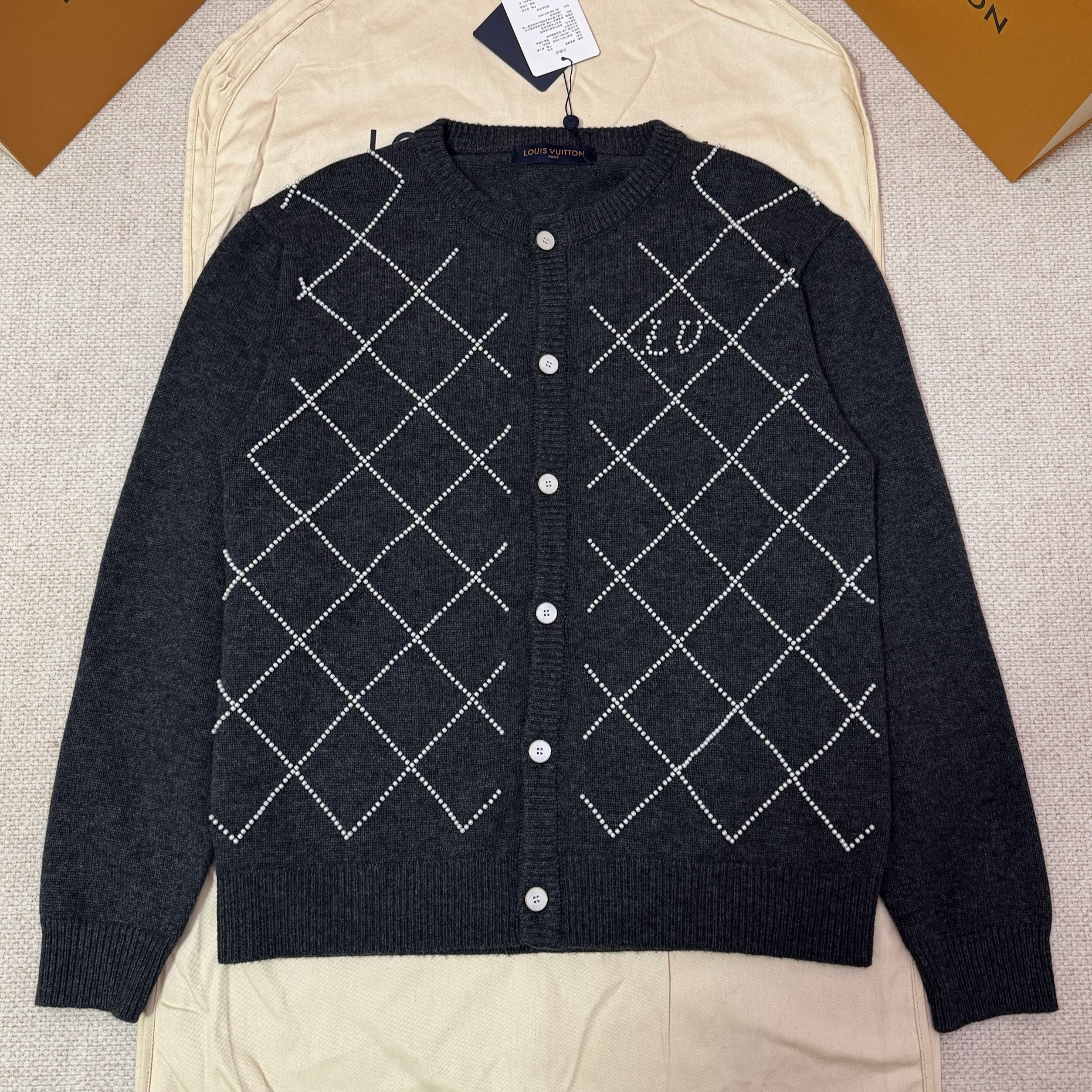 LOUIS VUITTON 루이비통 남자 울 비즈 아가일 가디건 위드 펄리 엠브로이더리 #18336130