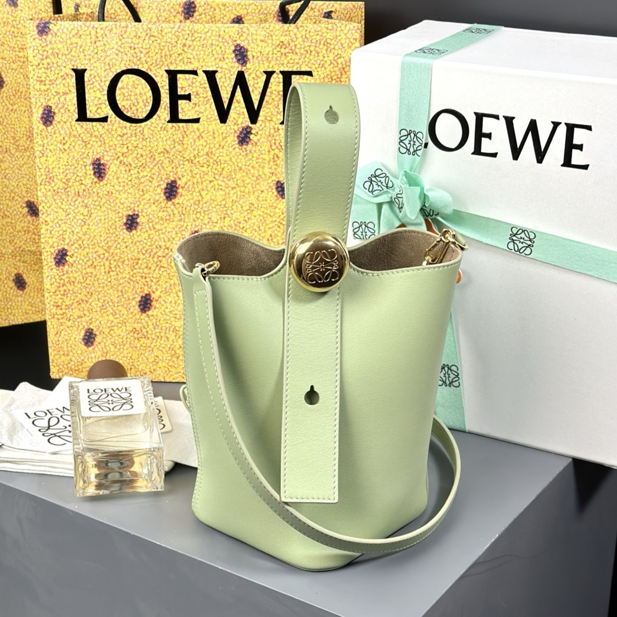LOEWE 로에베 Pebble Bucket #19476225