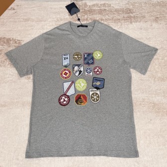 LOUIS VUITTON 루이비통 시그니처 패치 티셔츠 1AJCET