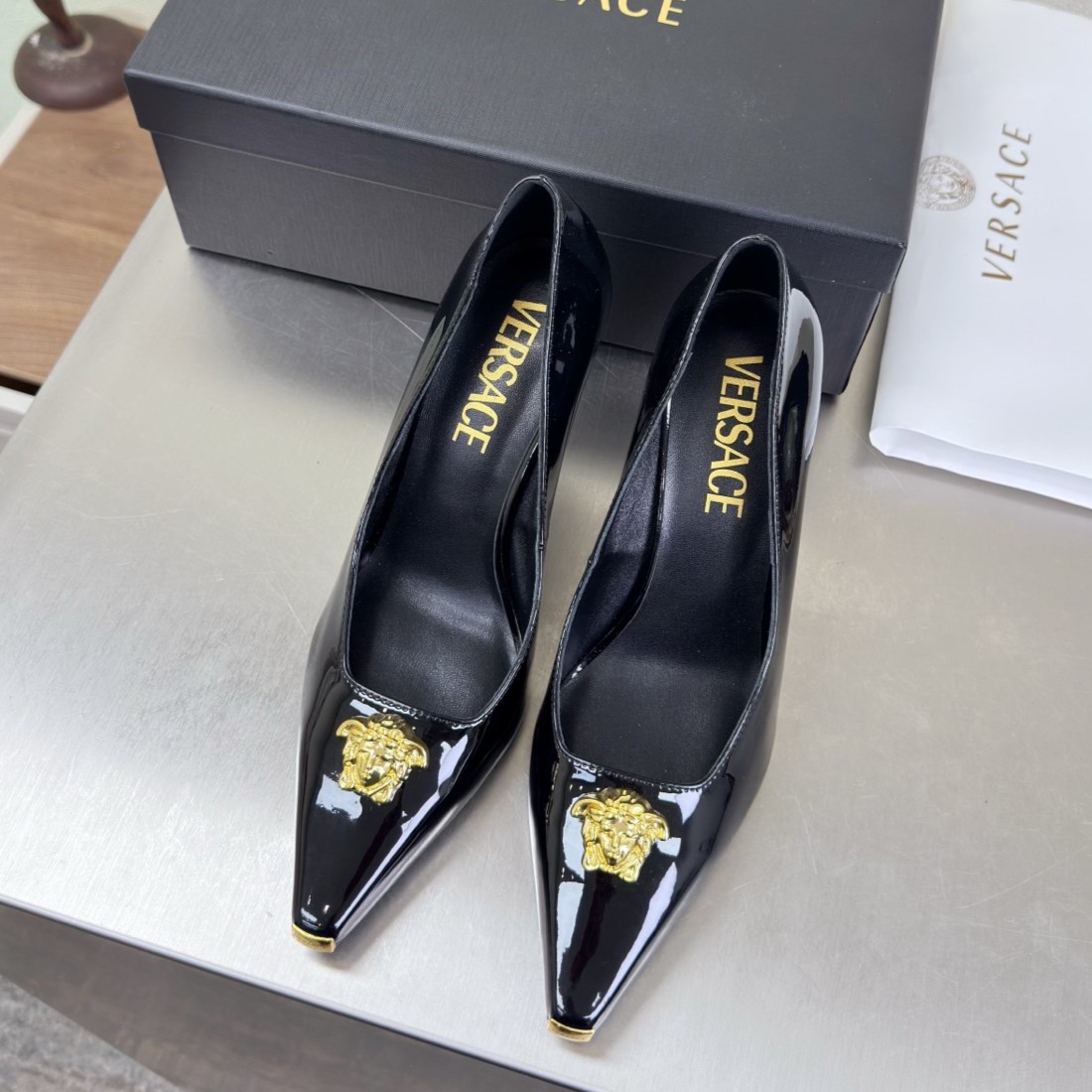 VERSACE 베르사체 라 메두사 페이턴트 가죽 펌프스 #1736315