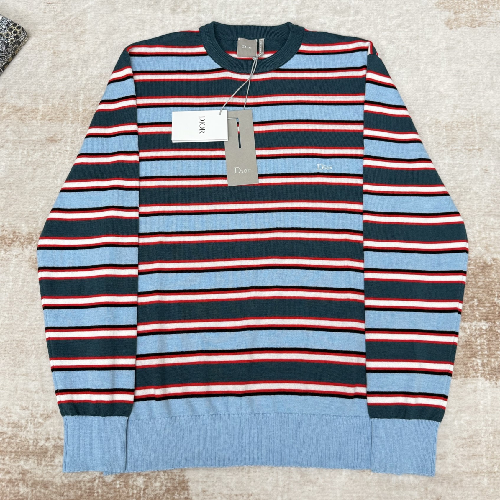 DIOR 디올 롱 슬리브 티셔츠, 오버사이즈 핏 블루 스트라이프 코튼 니트 (Long-Sleeved T-Shirt, Oversized Fit Blue Striped Cotton Knit)  693M606A7032_C580