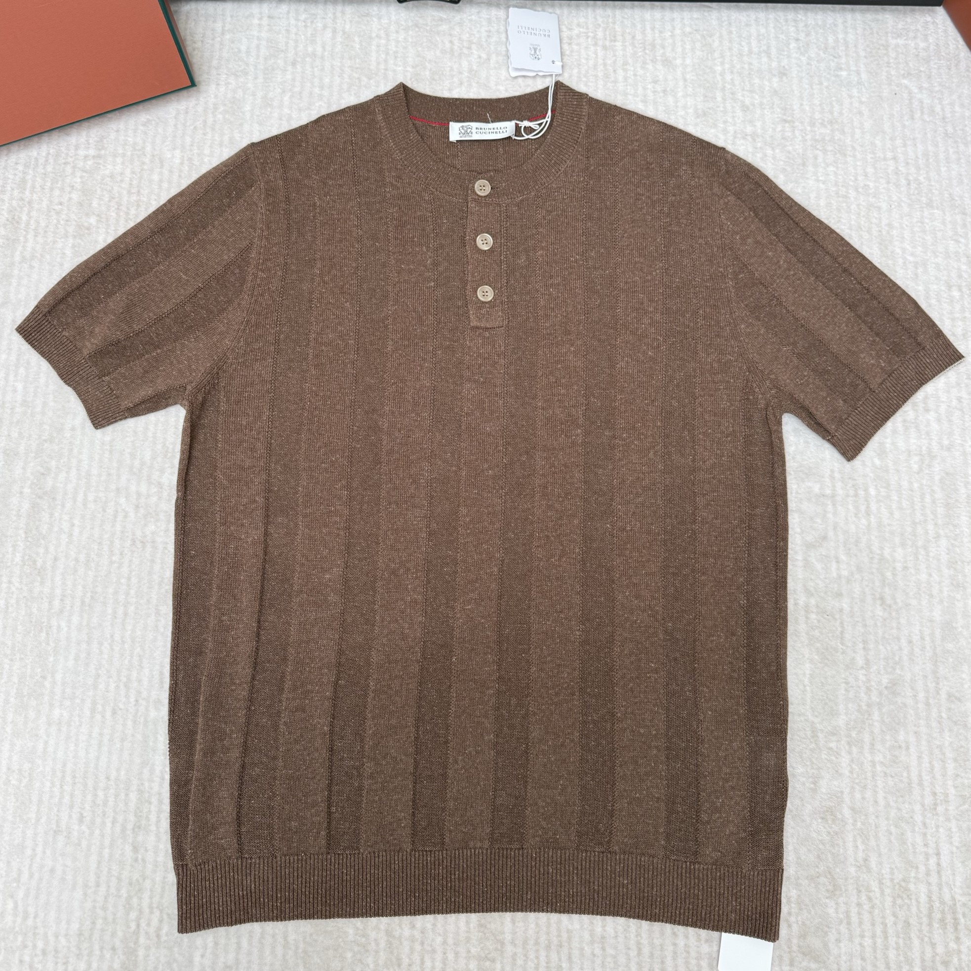 Brunello Cucinelli 브루넬로 리넨 & 코튼 텍스처 리브 니트 헨리 칼라 티셔츠 #23116422