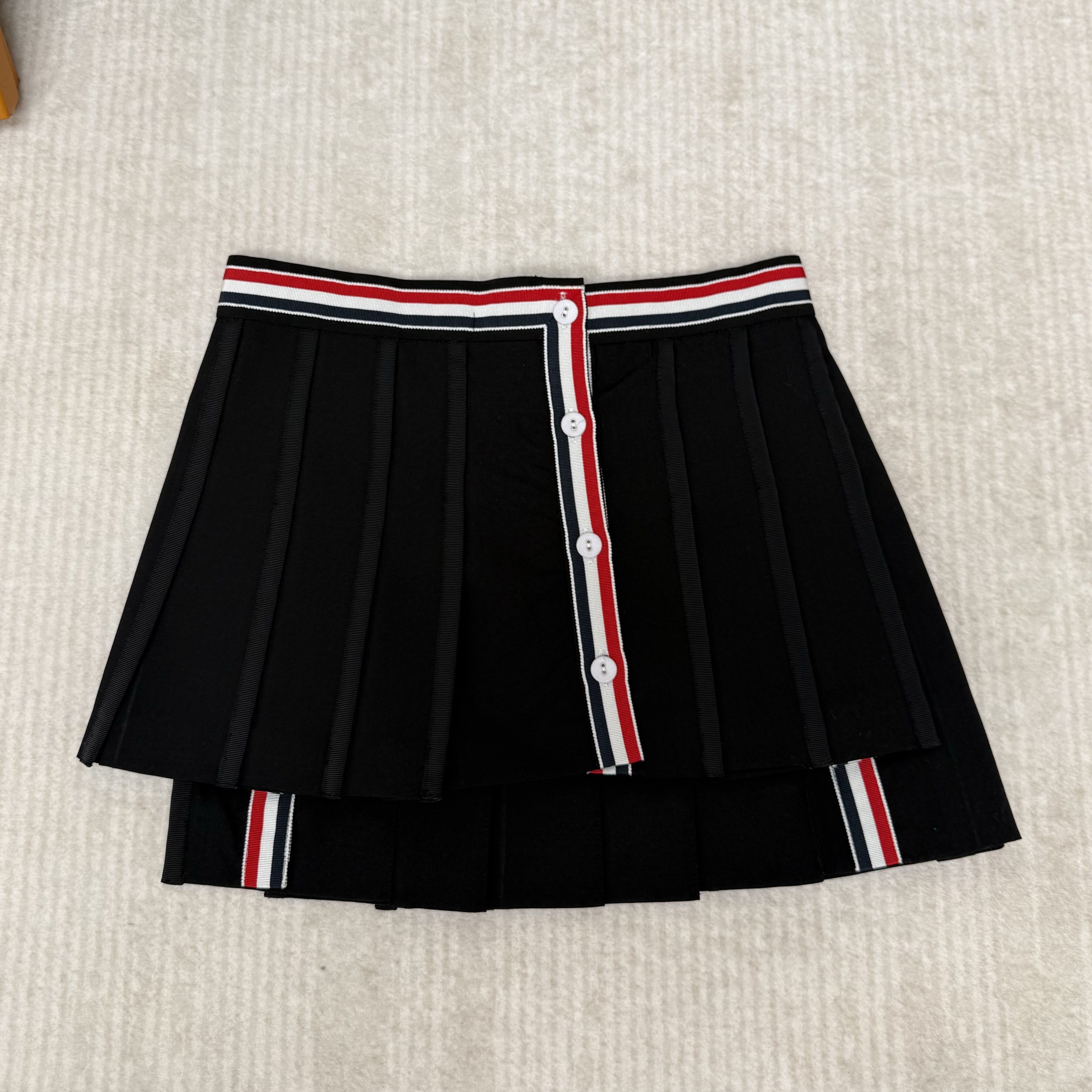 THOM BROWNE 톰브라운 스쿨 유니폼 플레인 위브 미니 플리츠 랩 스커트 #17566423