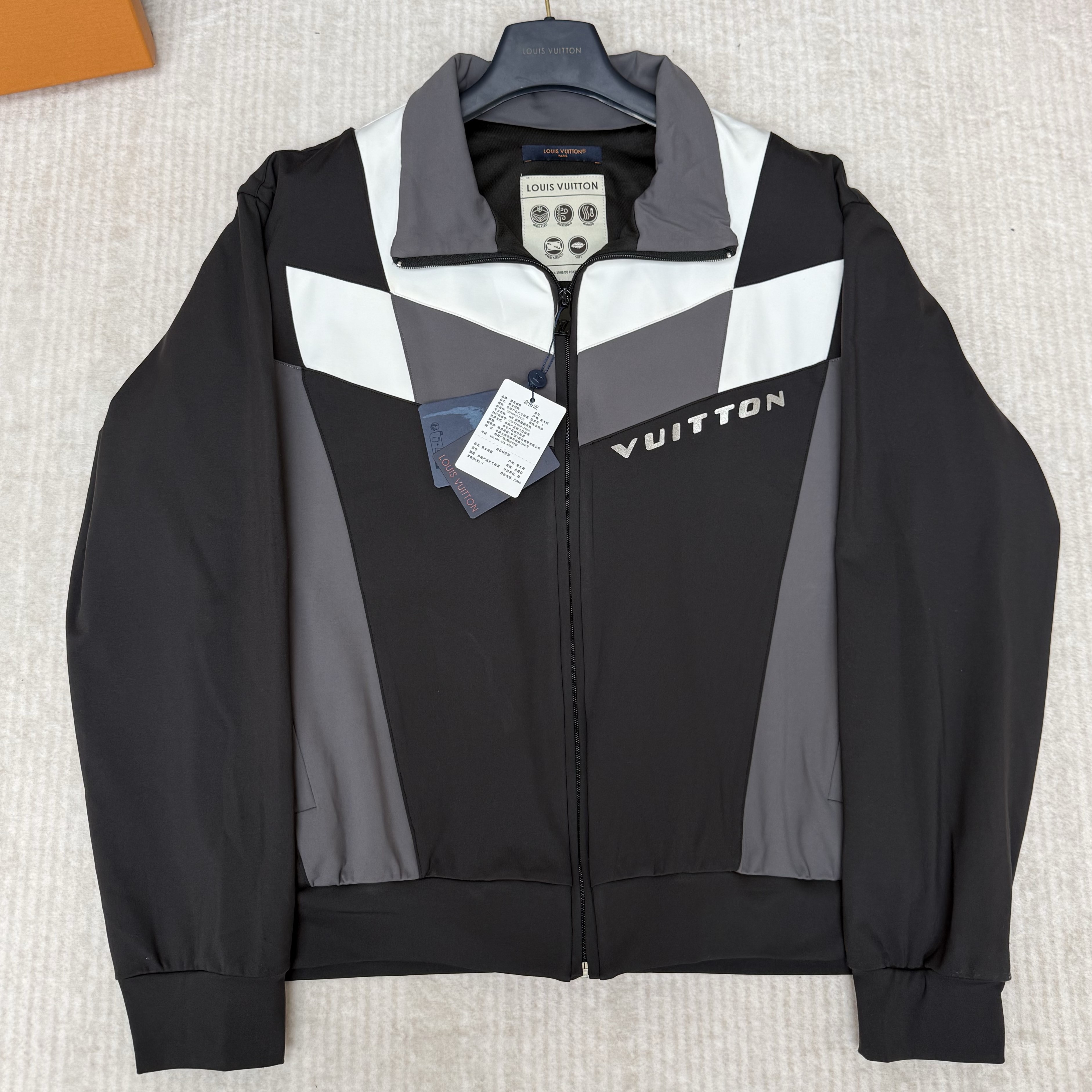 LOUIS VUITTON 루이비통 러닝 트랙 톱 1AJCC0