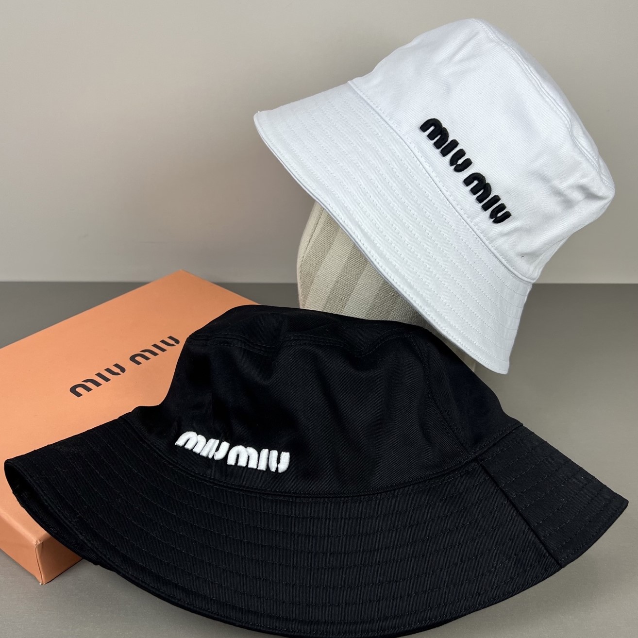 Miu Miu 미우미우 드릴 버킷 햇 (Miu Miu Drill Bucket Hat)