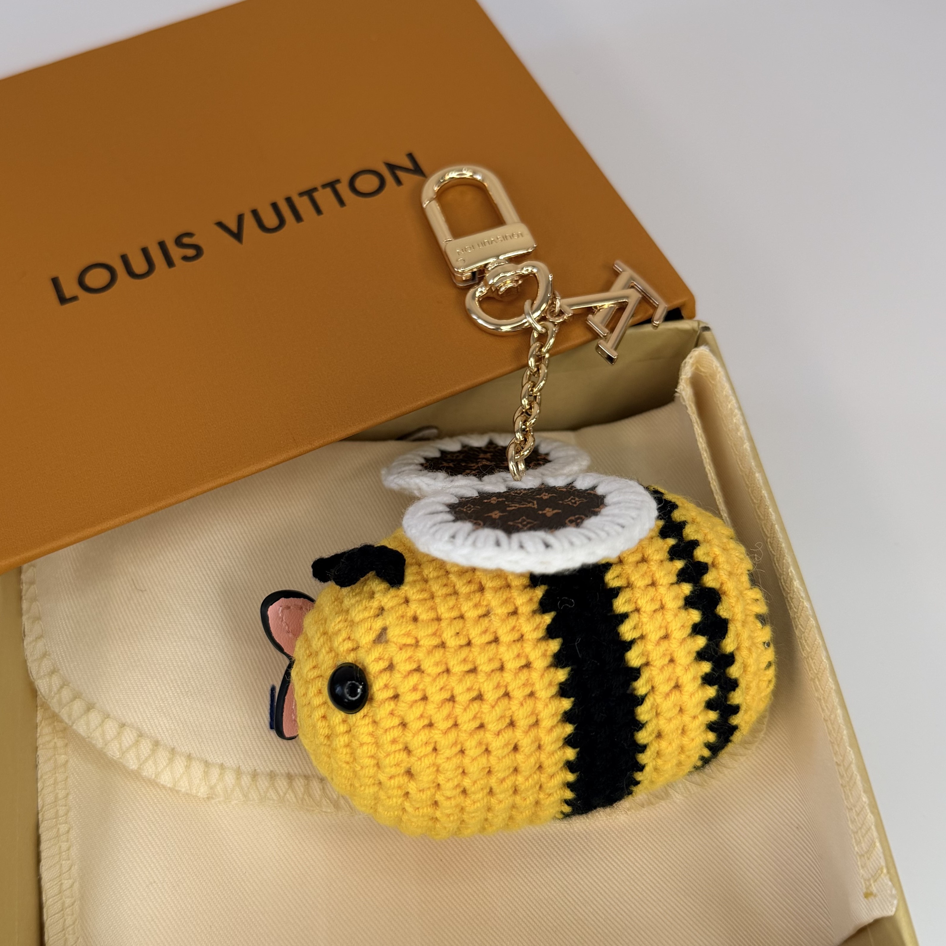 LOUIS VUITTON 루이비통 비 LV 크로셰 백 참 옐로우 (Bee LV Crochet Bag Charm Yellow) M02585