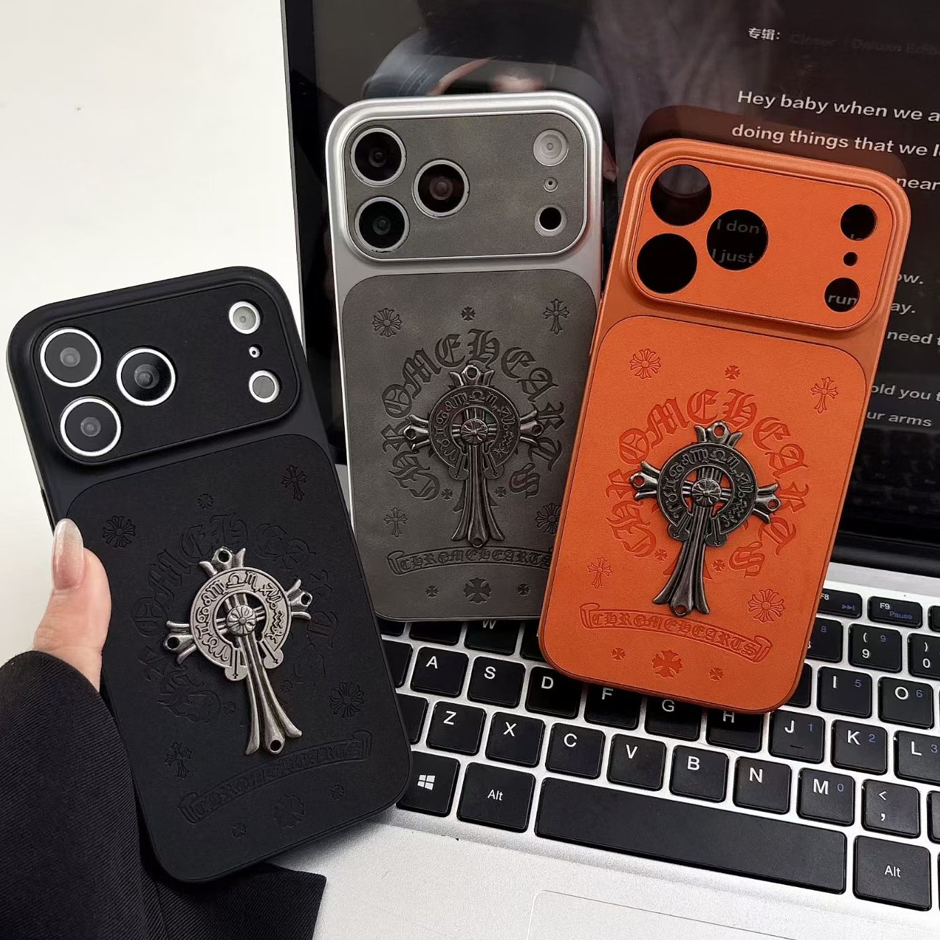 Chrome Hearts 크롬하츠 플러스를 곁들인 세메터리 크로스 레더 패치 실버 모티브 아이폰 케이스