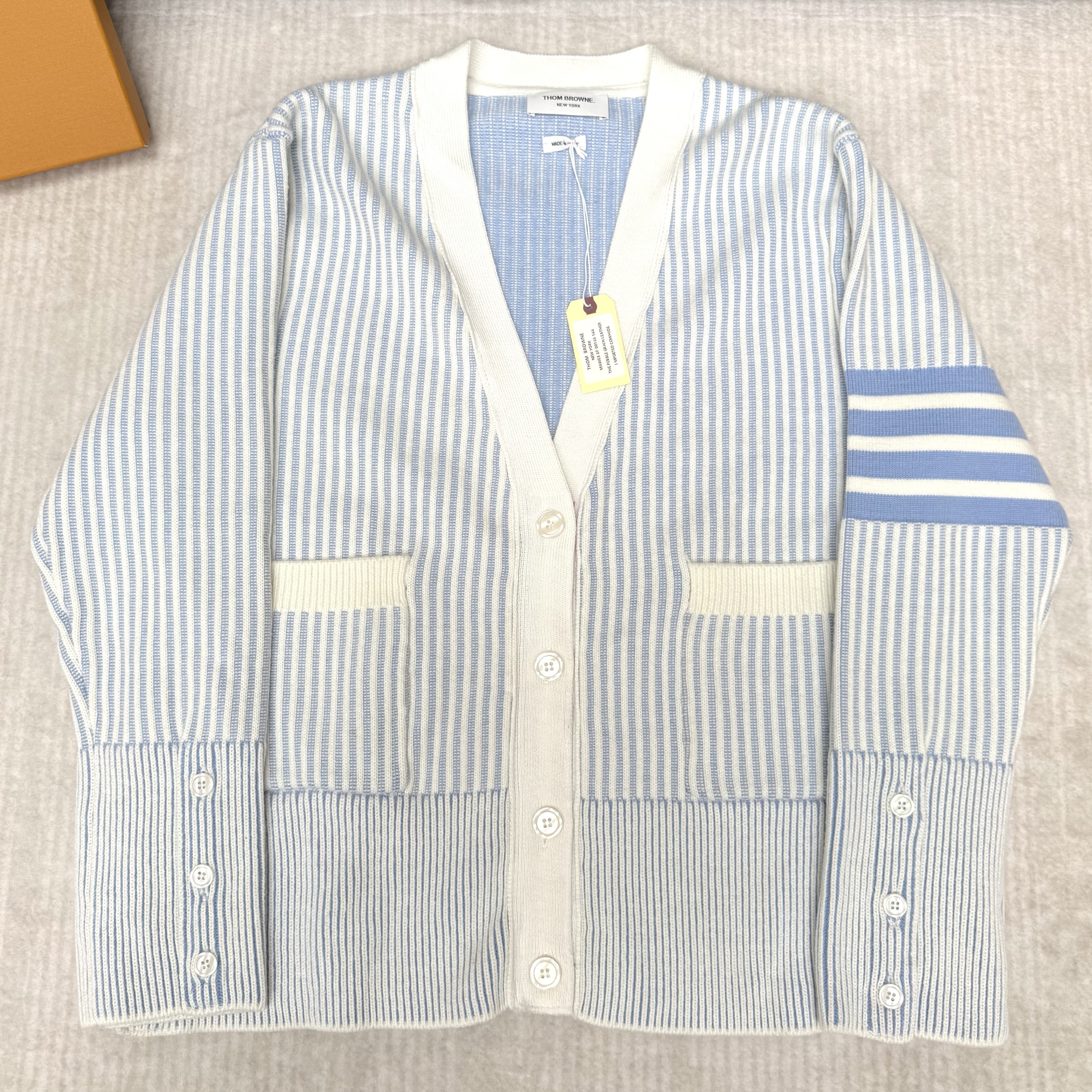 THOM BROWNE 톰브라운 시어서커 자카드 스트라이프 4바 브이넥 가디건 라이트 #17466728