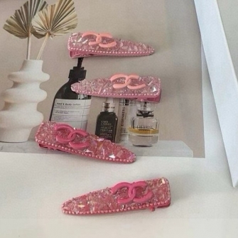 CHANEL 샤넬 CC 로고 핑크 크리스탈 스트라스 글리터 똑딱이 헤어핀 세트 (2pc)