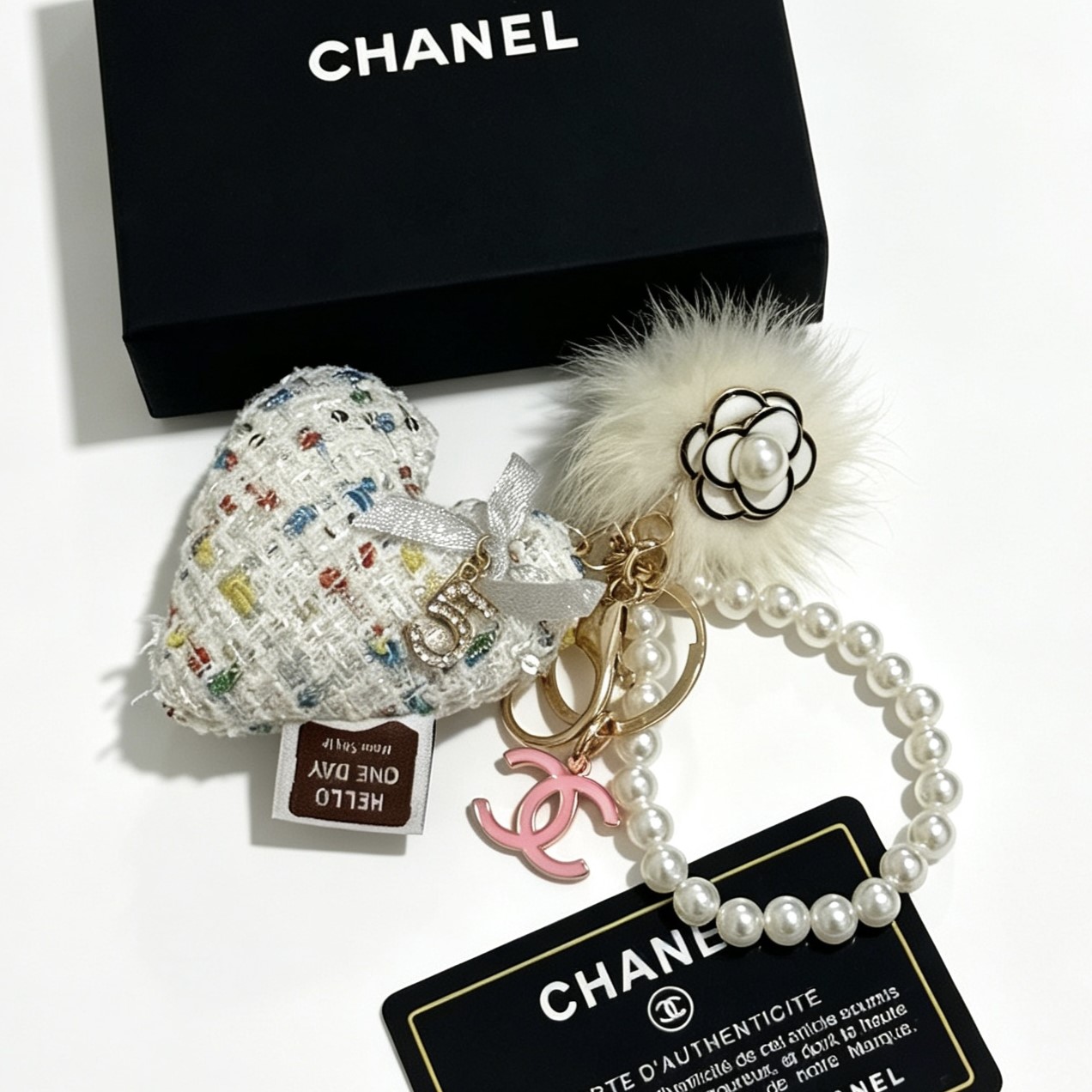 CHANEL 샤넬 CC 넘버5 하트 트위드 펄 에나멜 로고 키링 가방 참 화이트