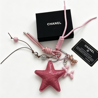 CHANEL 샤넬 CC 스타 카비아 래커 벌룬독 메탈 베어 노티드 스트랩 키링 가방 참 핑크
