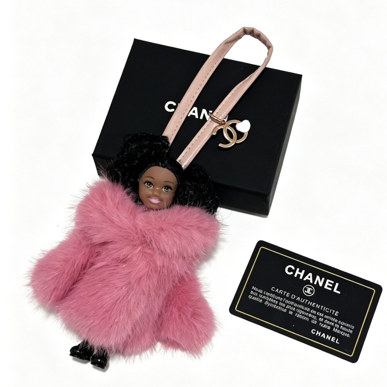CHANEL 샤넬 CC 하트 피규어 핑크 퍼 코트 인형 참 키링 스트랩