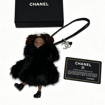 CHANEL 샤넬 CC 하트 피규어 블랙 퍼 코트 인형 참 키링 스트랩