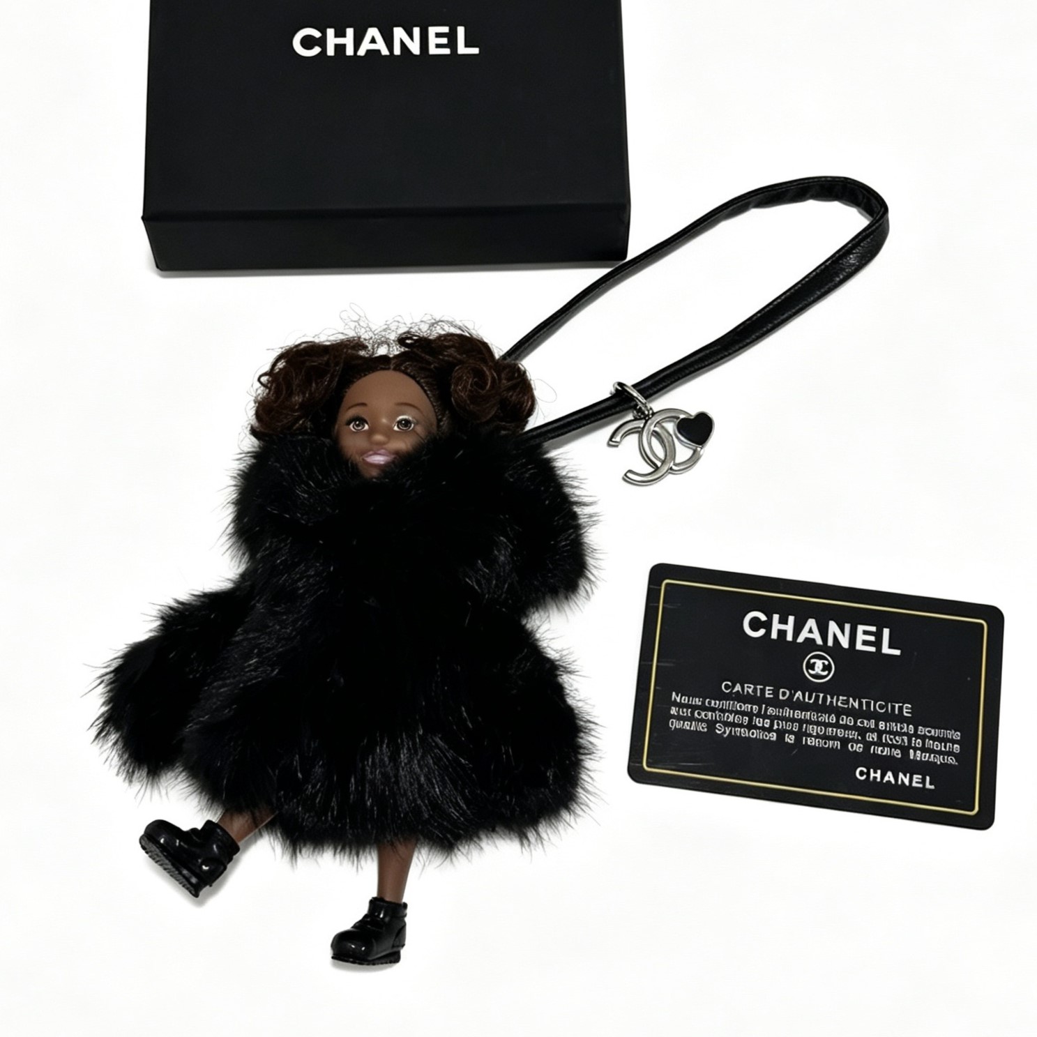 CHANEL 샤넬 CC 하트 피규어 블랙 퍼 코트 인형 참 키링 스트랩