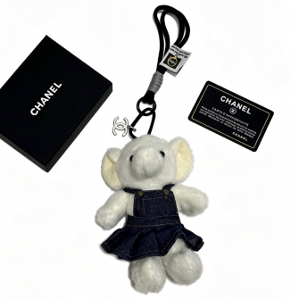 CHANEL 샤넬 CC 로고 데님 오버롤 스커트 아기 코끼리 인형 참 키링 스트랩 화이트