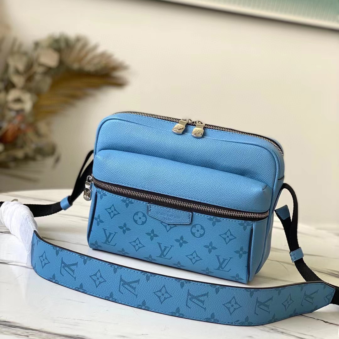 LOUIS VUITTON 루이비통 아웃도어 메신저백 M30749